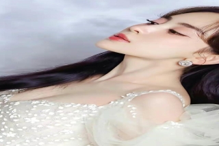 古力娜扎这身造型优雅又漂亮，白裙更显完美身材
