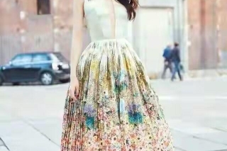 迪丽热巴这件印花公主裙，交叉设计，性感迷人